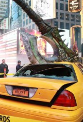 Посреди Таймс-сквер огромный топор пронзил такси