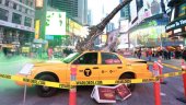 Посреди Таймс-сквер огромный топор пронзил такси